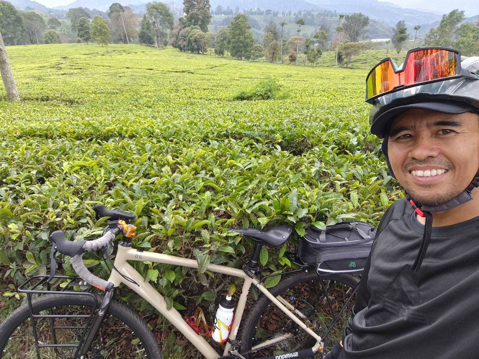 Berbekal Spirit Al Mulk Ayat 15, Fathurrahman Bersepeda dari Sumedang ke Mekkah