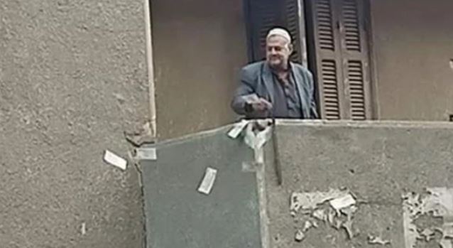 Pria Mesir ini Bagikan Uang dari Balkon Rumah