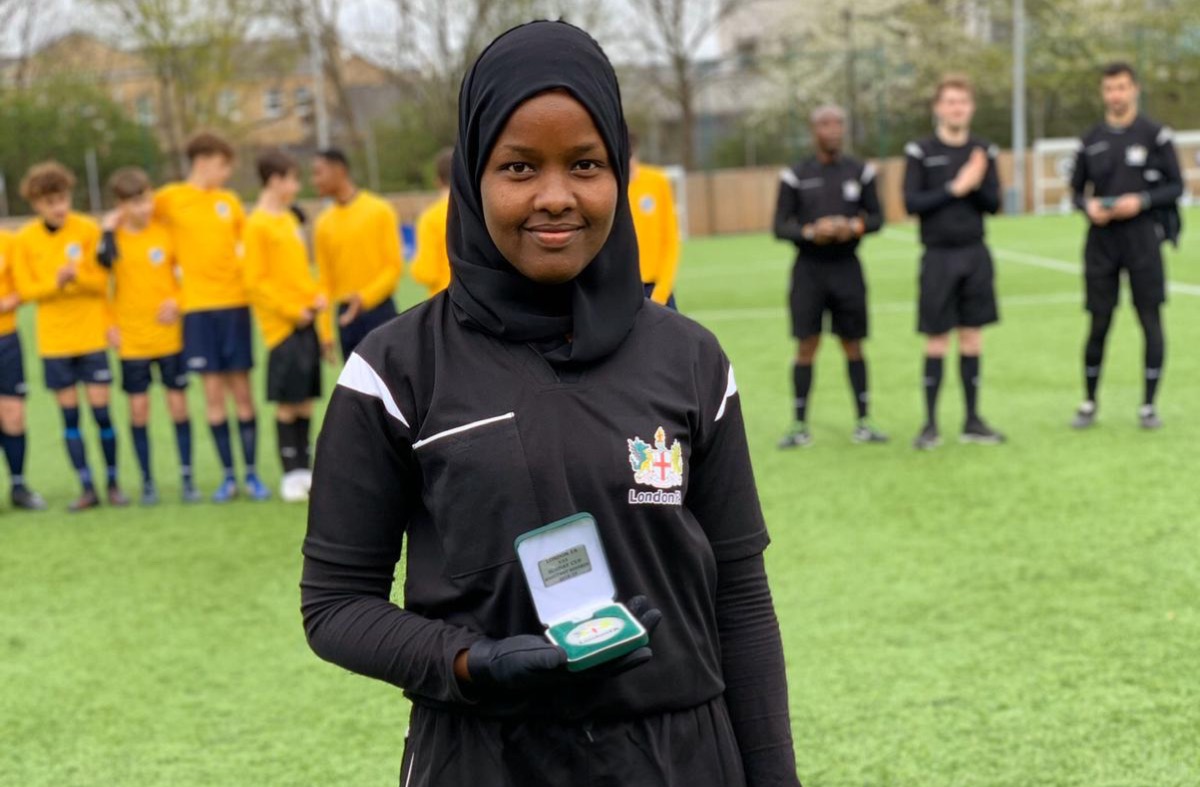 Kenalan dengan Wasit Sepak Bola Muslimah Pertama di Inggris