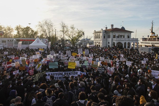 Ratusan Mahasiswa Pawai Memprotes Pengangkatan Rektor Loyalis Erdogan