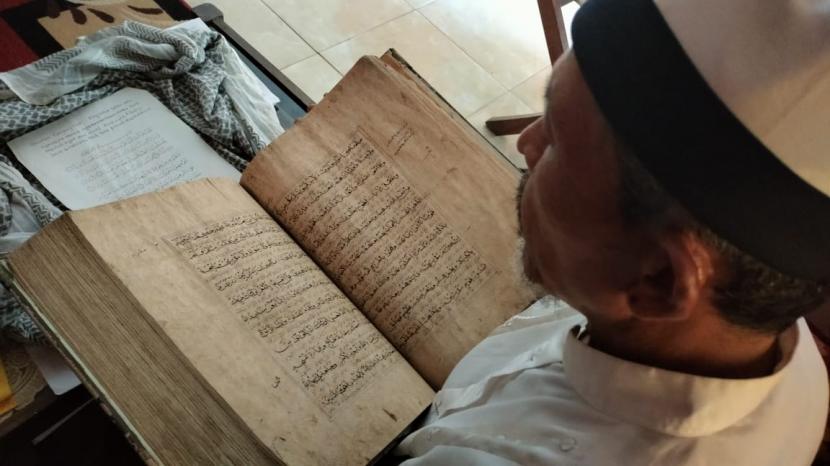 Al Quran Kulit Kayu Tulisan Tangan Berusia 3 Abad ini Ada di Majalengka