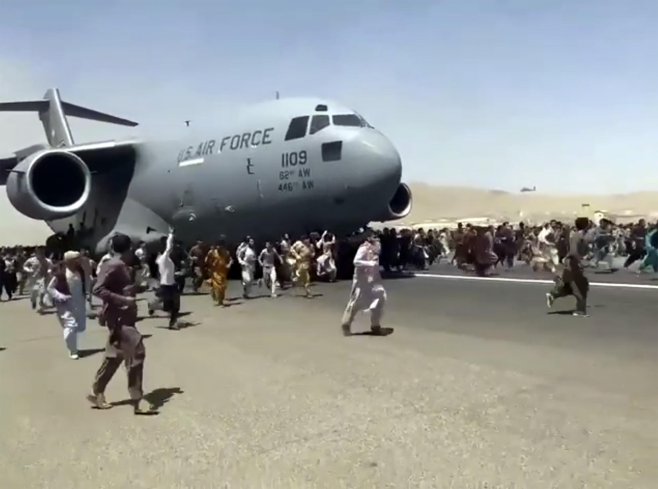 Tujuh Orang Jatuh dari Pesawat di Bandara Kabul Afghanistan Terekam Kamera