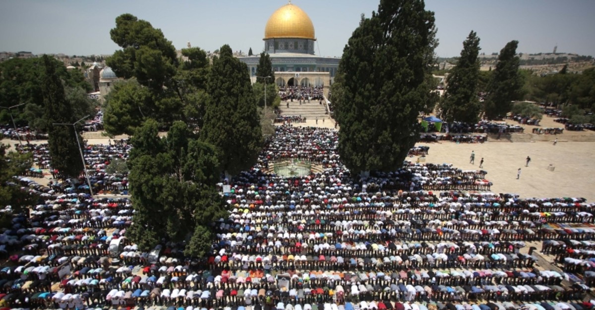 Rekaman Padatnya Shalat Jumat Terakhir Bulan Ramadhan di Masjid Al Aqsa