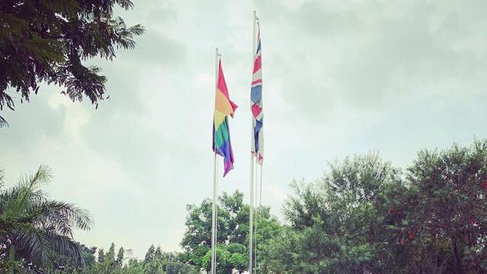 Kedubes Inggris Kibarkan Bendera LGBT, Begini Respon Masyarakat
